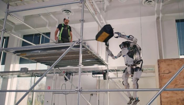 Video baru Boston Dynamics menunjukkan robot yang dapat mengambil dan melempar