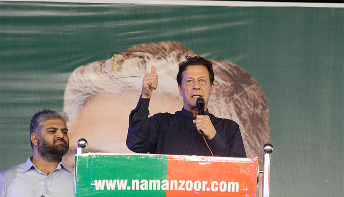 PTI Başkanı Imran Khan, Qasimpur Colony'de Ara Seçim Kampanyası sırasında halka hitap ediyor.  — UYGULAMA/Dosya
