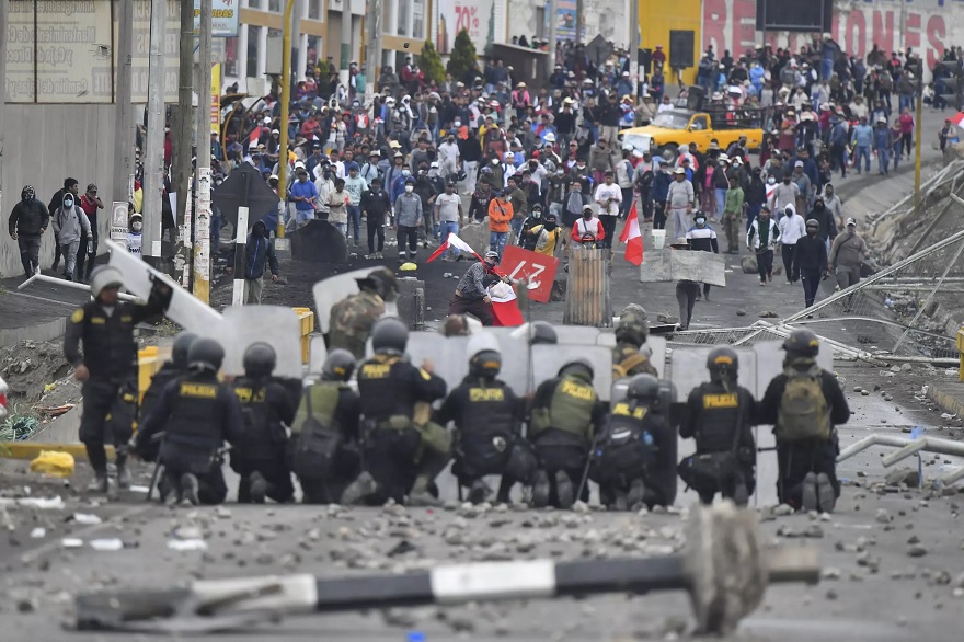 Demonstrators clash with riot police at the Anashuayco bridge in Arequipa.— AFP/file