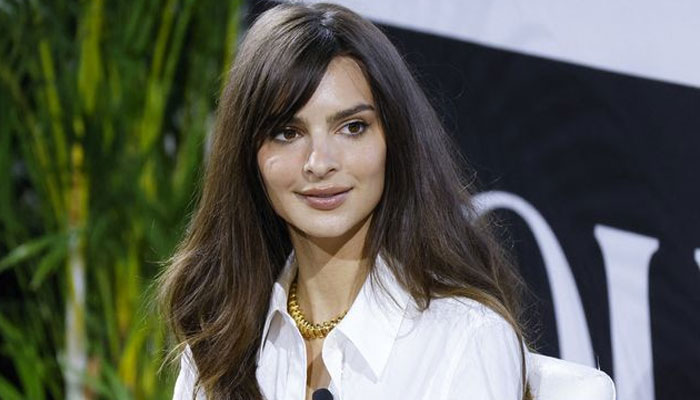 Emily Ratajkowski reflects on leaving college to pursue modeling career in her speech