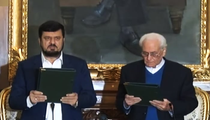 Khyber Pakhtunkhwa Governor Haji Ghulam Ali (left) administers oath to Azam Khan as the caretaker chief minister in Peshawar on January 21, 2023. — YouTube/HumNewsLive