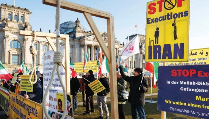 AB, İran’a protestoları bastırmak için yeni yaptırımlar getirdi