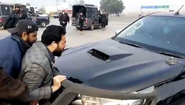 PTI’den Farrukh Habib, Fawad Chauhdry’yi İslamabad’a götürmüş olan polis minibüsünü durdurmaya çalışıyor