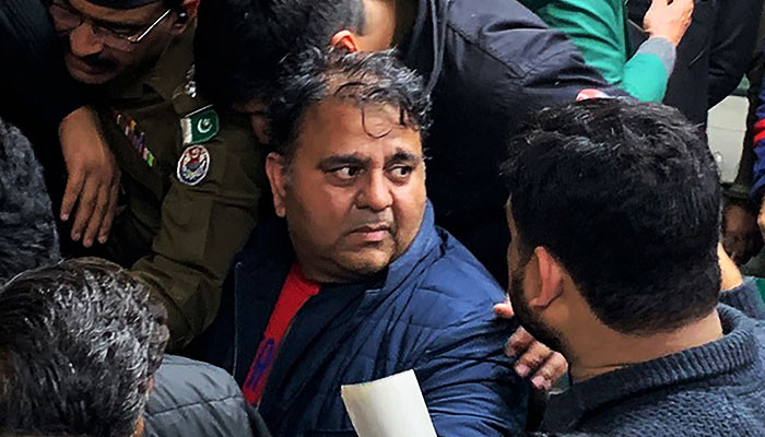 Polis, fitne davasında Fawad Chaudhry’nin iki günlük fizyolojik tutukluluğunu aldı
