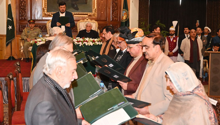 Khyber Pakhtunkhwa Governor Haji Ghulam Ali administers oath to the members of the provincial caretaker cabinet. — Governor House