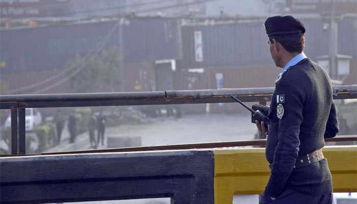 Bir İslamabad polis personeli, Faizabad köprüsünde tetikte.  — Çevrimiçi/Dosya