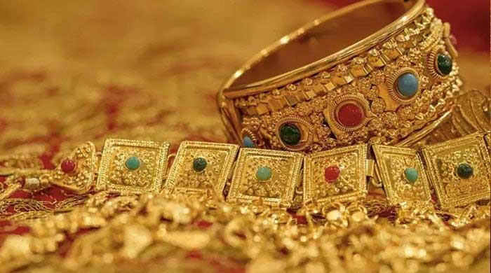 Gold tops Rs200,000 per tola as rupee extends rout