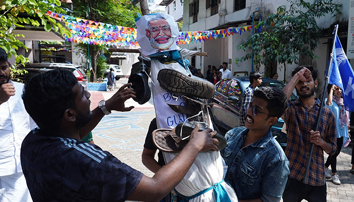 25 Ocak 2023'te çekilen bu fotoğrafta, Kerala Öğrenci Birliği aktivistleri, Koçi'deki Ernakulam Hukuk Fakültesi'nde BBC belgeseli Hindistan: Modi Sorusu'nu izledikten sonra Hindistan Başbakanı Narendra Modi'nin kuklasıyla sloganlar atıyorlar.  — AFO