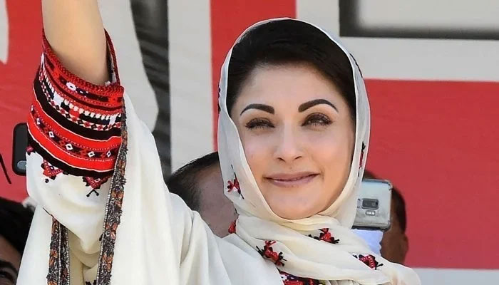 PML-N'nin Kıdemli Başkan Yardımcısı Maryam Nawaz, bu tarihsiz görüntüde parti destekçilerine el sallıyor.  — AFP/Dosya