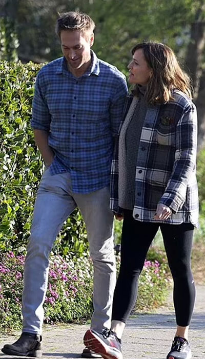 Jennifer Garner, beau John Miller look smitten as they hold hands on recent outing