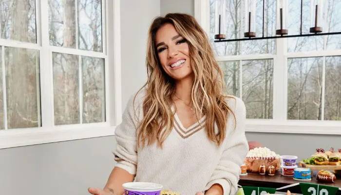 Jessie James Decker speaks up on finding a balance between home life and career