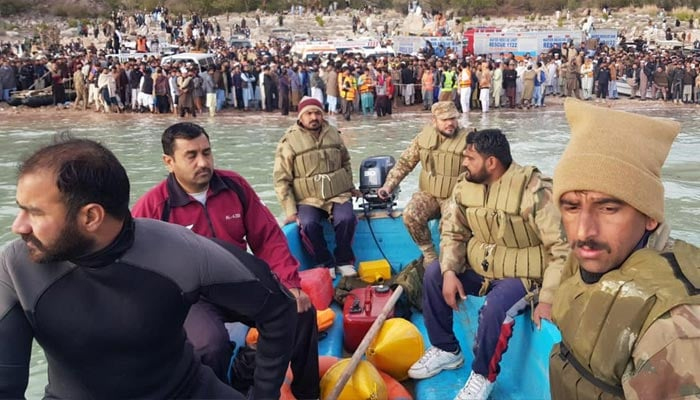 Army divers during the rescue mission on Tanda Dam. — ISPR
