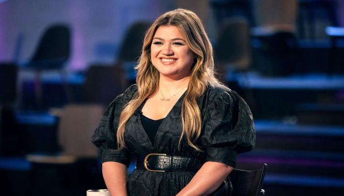 Kelly Clarkson shares about wardrobe malfunction and mishaps onstage