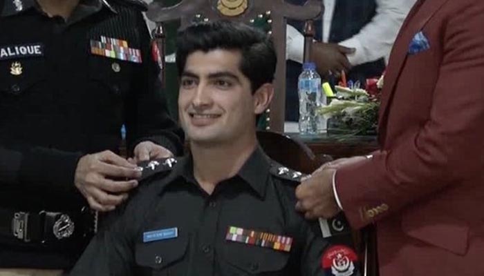Naseem Shah photographed during the ceremony where he was appointed Goodwill Ambassador of Balochistan Police. — Twitter/@imransiddique89
