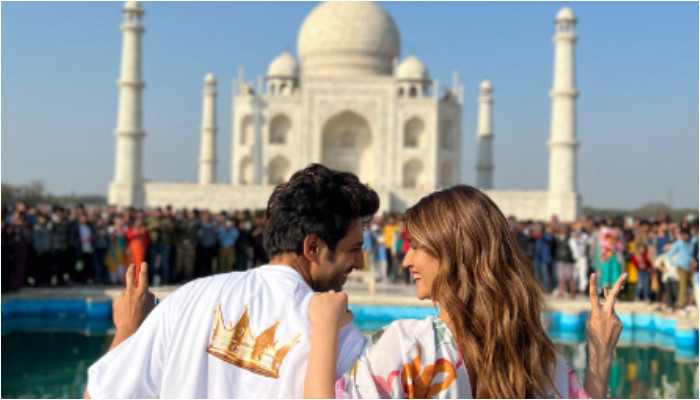 Kartik Aaryan, Kriti Sanon mempromosikan ‘Shehzada’ di Taj Mahal