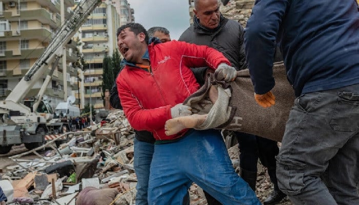 Şiddetli Türkiye ve Suriye depremlerinden ölenlerin sayısı 4.300’ün üstüne çıktı