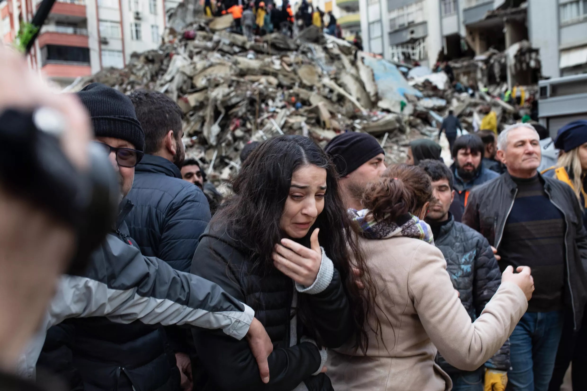 امدادی کارکن ترکی میں منہدم عمارتوں کے ملبے سے زندہ بچ جانے والوں کی تلاش کر رہے ہیں۔ – اے ایف پی