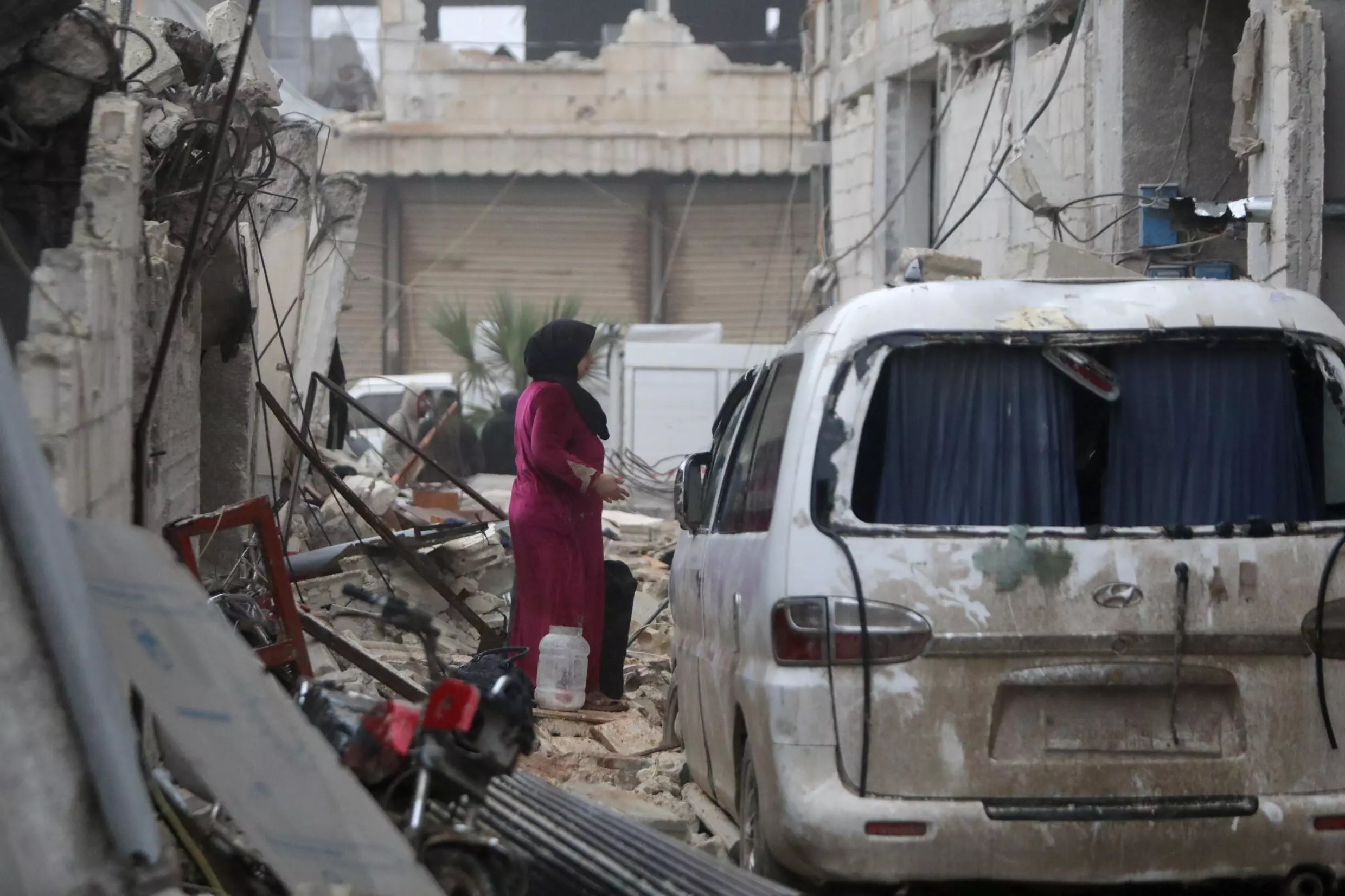 شام کے شہری دفاع نے کہا کہ ٹیمیں پھنسے ہوئے لوگوں کو بچانے کے لیے سر توڑ کوشش کر رہی ہیں۔ – اے ایف پی