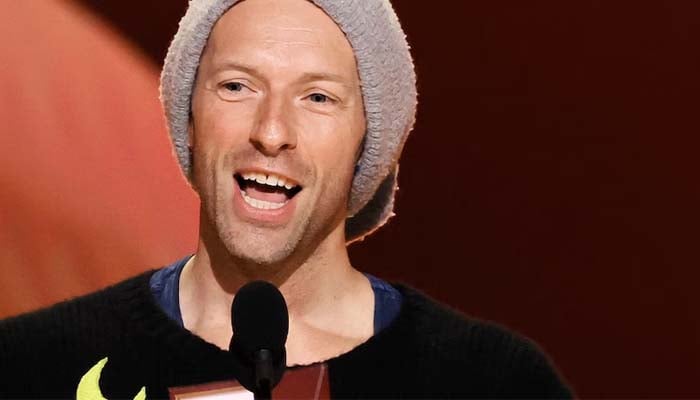 Fans of BTS recently took to praising the Grammys outfit choice made by Coldplays Chris Martin.