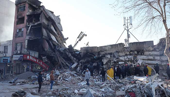 امدادی کارکن اور شہری جنوبی ترکی کے کہرامانماراس میں منہدم عمارتوں کے ملبے تلے زندہ بچ جانے والوں کی تلاش کر رہے ہیں۔ - اے ایف پی