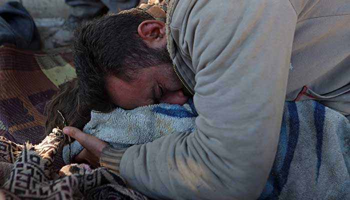 ایک شامی شخص 7 فروری 2023 کو ایک مہلک زلزلے کے بعد باغیوں کے زیر قبضہ قصبے جندیرس میں اپنے بے جان بچے کی لاش پر رو رہا ہے۔ - اے ایف پی