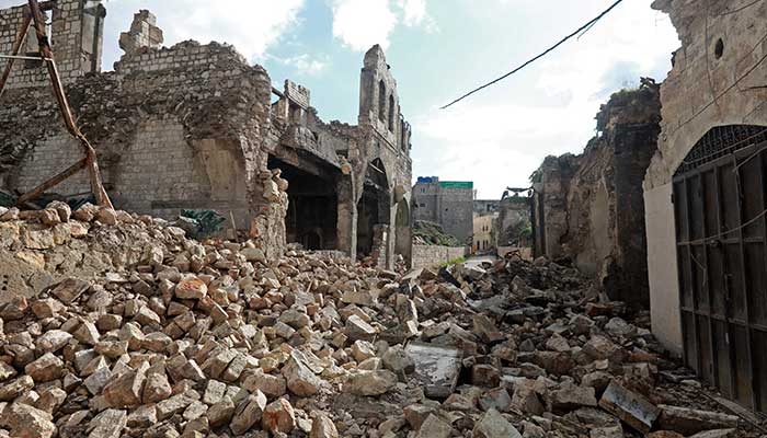 ایک تصویر میں 7 فروری 2023 کو حلب کے پرانے شہر میں ایک مہلک زلزلے کے بعد ملبے کو دکھایا گیا ہے۔ - اے ایف پی