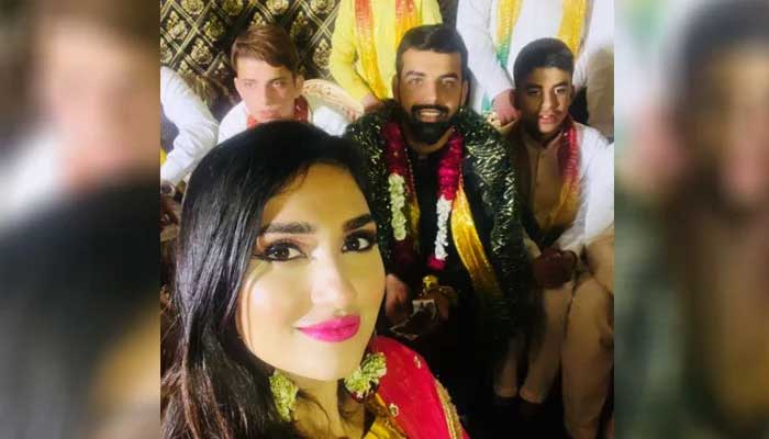 Pakistan all rounder Shadab Khan (centre) is seen in a selfie taken by pacer Hassan Alis wife Samyah Khan at Shadabs mehndi. — Instagram/@samyahkhan1604