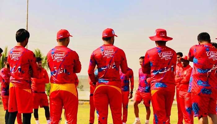Islamabad United squad is seen during a team discussion. — Instagram/@azharmahmood11