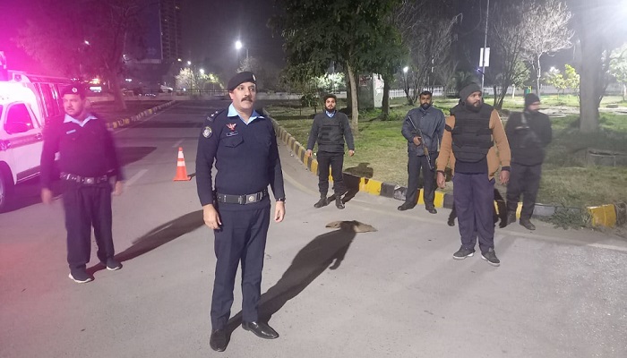 İslamabad polisi federal başkentte bir güvenlik kontrol noktasında görüldü.  — Twitter/ @ICT_Police