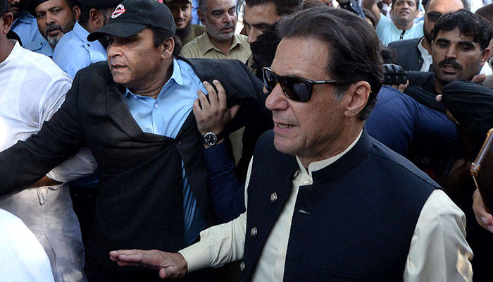 PTI Başkanı Imran Khan, bu tarihsiz fotoğrafta İslamabad'daki bir mahkemenin dışında görülüyor.  — AFP/Dosya
