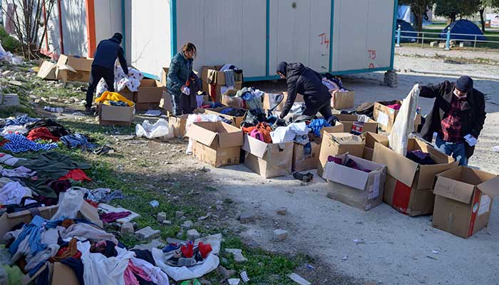 15 Şubat 2023'te Türkiye'nin güneydoğusundaki Hatay'da insanlar yardım malzemeleri aracılığıyla gerekli malzemeleri arıyor. — AFP