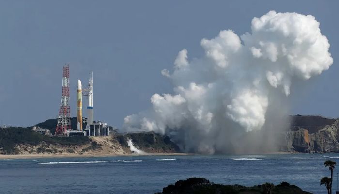 Asap putih mengepul dari mesin utama roket H3 generasi berikutnya (kiri) saat gagal lepas landas dari landasan peluncuran di Tanegashima Space Center di barat daya Jepang.— AFP