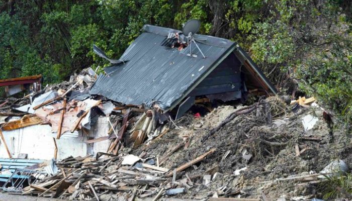 Yeni Zelanda'nın Batı Auckland bölgesinin bir banliyösü olan Titirangi'de 13 Şubat 2023'te meydana gelen fırtınanın ardından hasar gören bir evin genel görünümü.— AFP
