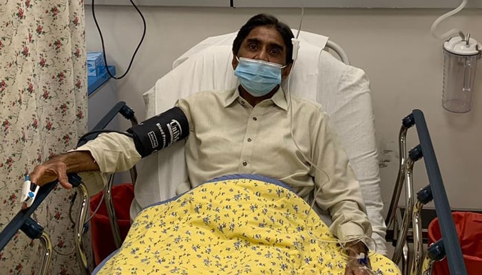 Cricket legend Javed Miandad undergoing treatment at a hospital in Karachi on February 17, 2023. — Photo by author