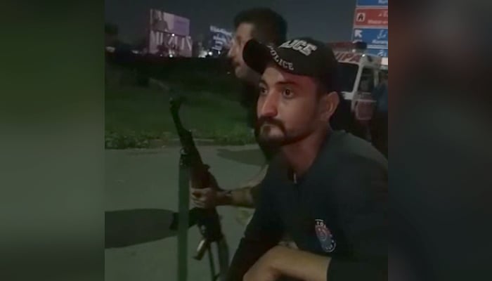 17 Şubat 2023'te Karaçi polis merkezinin önünde eylem yapan polis memurları, bu videodan çekilmiş.  — Afzal Nadeem Dogar aracılığıyla Geo.tv