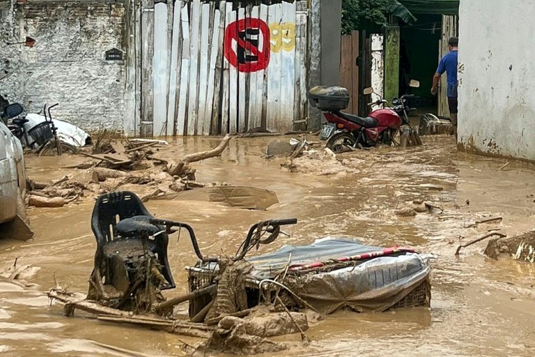 Kurtarma ekipleri, Brezilya'yı vuran son şiddetli hava dalgasının ardından hayatta kalanları aramak için zamana karşı yarışıyor.  — Sao Sebastiao Belediye Binası/AFP