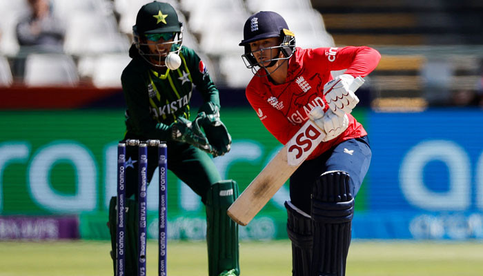 İngiltere, Pakistan karşısında almış olduğu ezici galibiyetle liderliğini garantiledi