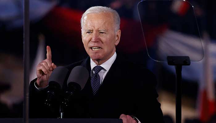 ABD Başkanı Joe Biden, 21 Şubat 2023'te Polonya'nın Varşova kentindeki Varşova Kraliyet Kalesi Bahçelerinde konuşuyor. — AFP