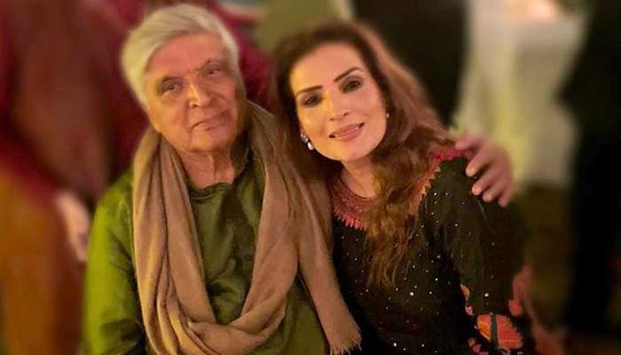 Pakistani film actor Resham (right) poses for a picture with Indian poet Javed Akhtar. — Instagram/Resham