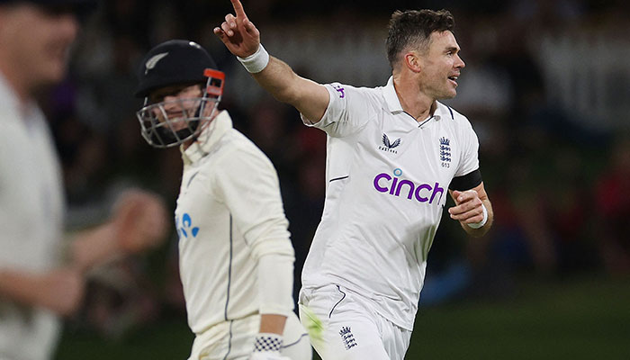 İngiltere'den James Anderson, Yeni Zelanda ile İngiltere arasında 16 Şubat 2023'te Mount Maunganui'deki Bay Oval'de oynanan ilk kriket Testi karşılaşmasının birinci gününde Yeni Zelandalı Henry Nicholls'un (solda) yakalanmasını kutluyor. —AFP