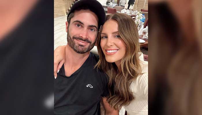 Avustralyalı model ve spor sunucusu Erin Holland, kriket oyuncusu kocası ve Karachi Kings'in çok yönlü oyuncusu Ben Cutting ile birlikte.  — Instagram/@erinvholland