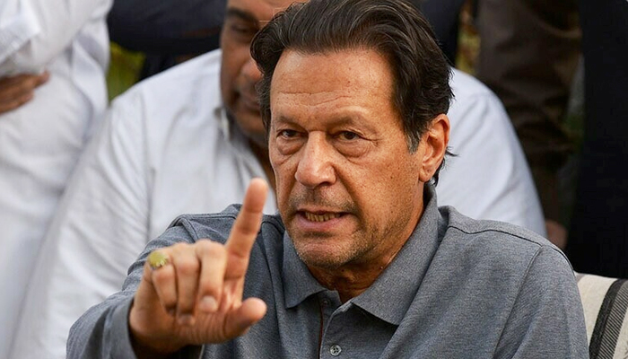 PTI başkanı Imran Khan, bir basın toplantısında jest yapıyor.  — AFP/Dosya