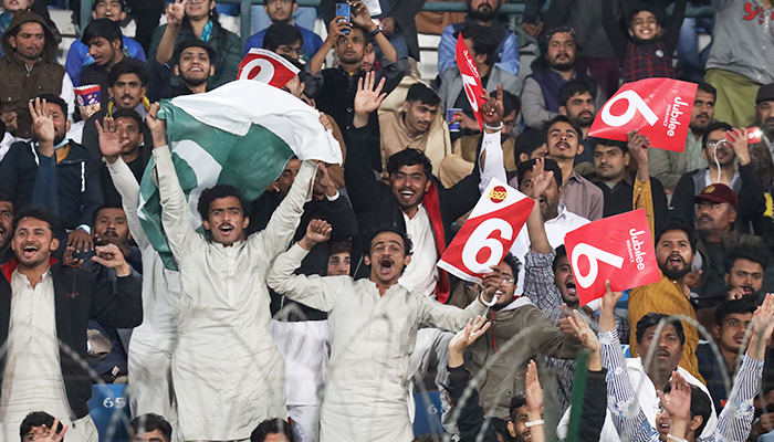 13 Şubat 2023'te Multan'da Lahore Qalandars ile Multan Sultans arasında oynanan PSL maçında heyecanlı taraftarlar takımları için tezahürat yapıyor. — PSL