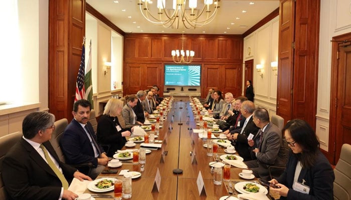 Luncheon Meeting of Commerce Minister Syed Naveed Qamar with members of US-Pakistan Business Council. Geo News