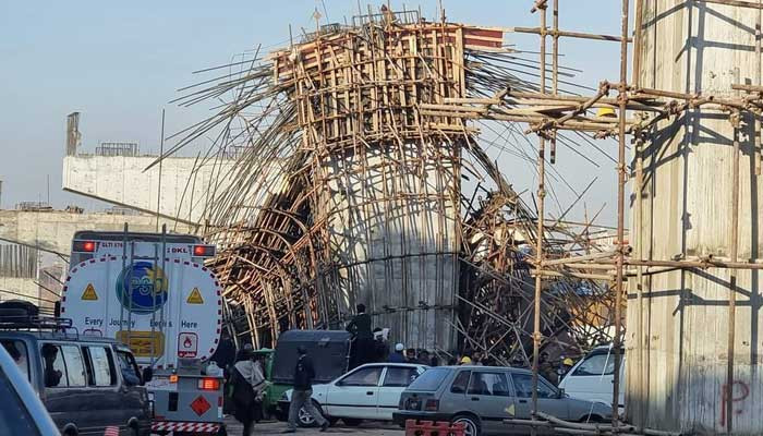 İslamabad’da yapım aşamasındaki köprünün kepenginin çökmesi sonucu iki işçi yaşamını yitirdi.