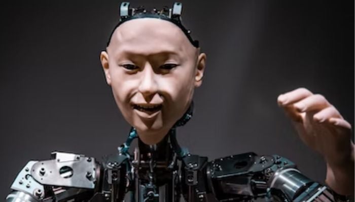 İnsansı android robot Alter, Tokyo'daki Mirakian müzesinde insan hareketlerini yeniden yaratıyor.  — Sıçramayı Kaldır