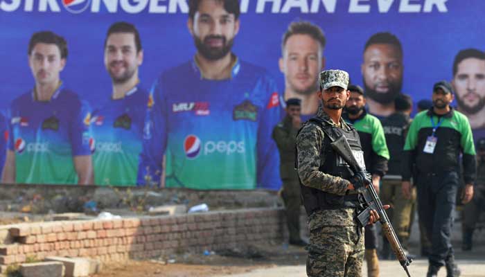 Pakistanlı bir korucu, 15 Şubat 2023'te Multan'da Multan Sultans ile Quetta Gladiators arasında Pakistan Süper Ligi (PSL) Twenty20 kriket maçı başlamadan önce Multan Kriket Stadyumu'nun önünde nöbet tutuyor. — AFP