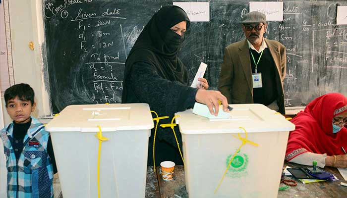 Bu tarihsiz fotoğrafta Pakistan'da bir seçim sırasında oy kullanan bir kadın var.  — ÜFE