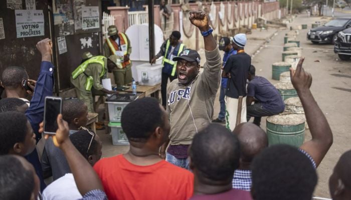 Bağımsız Ulusal Seçim Komisyonu (INEC) yetkilileri seçim sonuçlarını saymaya başladı.— AFP