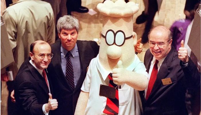 Şirket basamaklarını tırmanmaya çalışan çizgi roman karakteri Dilbert'e EW Scripps Company'nin Başkanı ve İcra Kurulu Başkanı William Burleigh (sağda), Douglas Stern (soldan 2.), Pres eşlik ediyor.  ve United Media'nın CEO'su ve New York Menkul Kıymetler Borsası Başkanı Richard Grasso (solda), Dilbert'in yeni televizyon programının 25 Ocak'ta lansmanını tanıtma etkinliklerinin bir parçası olarak açılış zilini çaldıktan sonra başparmaklarını kaldırırken.— AFP/dosya